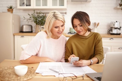 Vous pouvez soit choisir de déduire la pension versée à votre ascendant selon un montant forfaitaire ou selon leur montant réel. Si votre ascendant n'habite pas avec vous, vous pouvez choisir de payer la pension alimentaire en réglant directement certaines dépenses ou en procédant à un virement ou chèque.